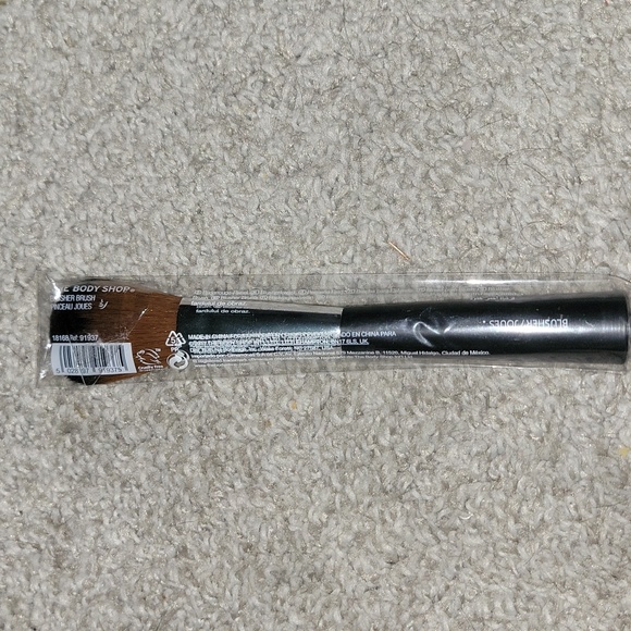 The Body Shop Blusher Brush - Picture 3 of 3